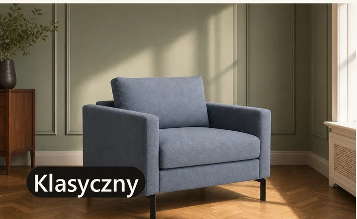 Niebieski fotel w klasycznej aranżacji z zieloną ścianą
